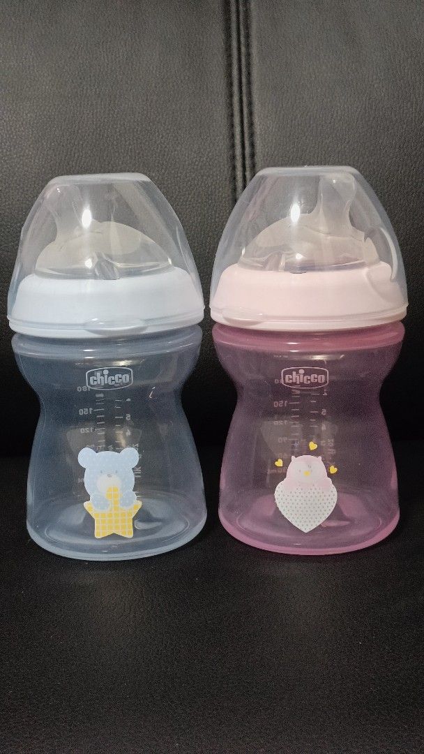 Chicco Baby Bottles (2 pcs) - Blue & Pink (Category: Breastfeeding & Bottle Feeding) located in Malabon City. Submitted by yngrid.salcedo (Listing ID 1458762109, Image 1). Description: - Set of 2 Chicco baby bottles - Capacity: 250ml each - Designs: 1 blue with bear, 1 pink with owl - Features: Anti-colic teats - Origin: Made in Italy - Perfect for feeding your baby.