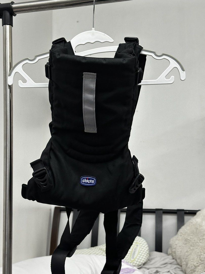 Chicco Easyfit Ergonomic Baby Carrier (Category: Carriers & Slings) located in Quezon City. Submitted by jenny_voice (Listing ID 1458729448, Image 1). Description: - like new. Tried only but baby doesnt like it. - part of the st.lukes maternity package, online price is P2200. - selling half the price.