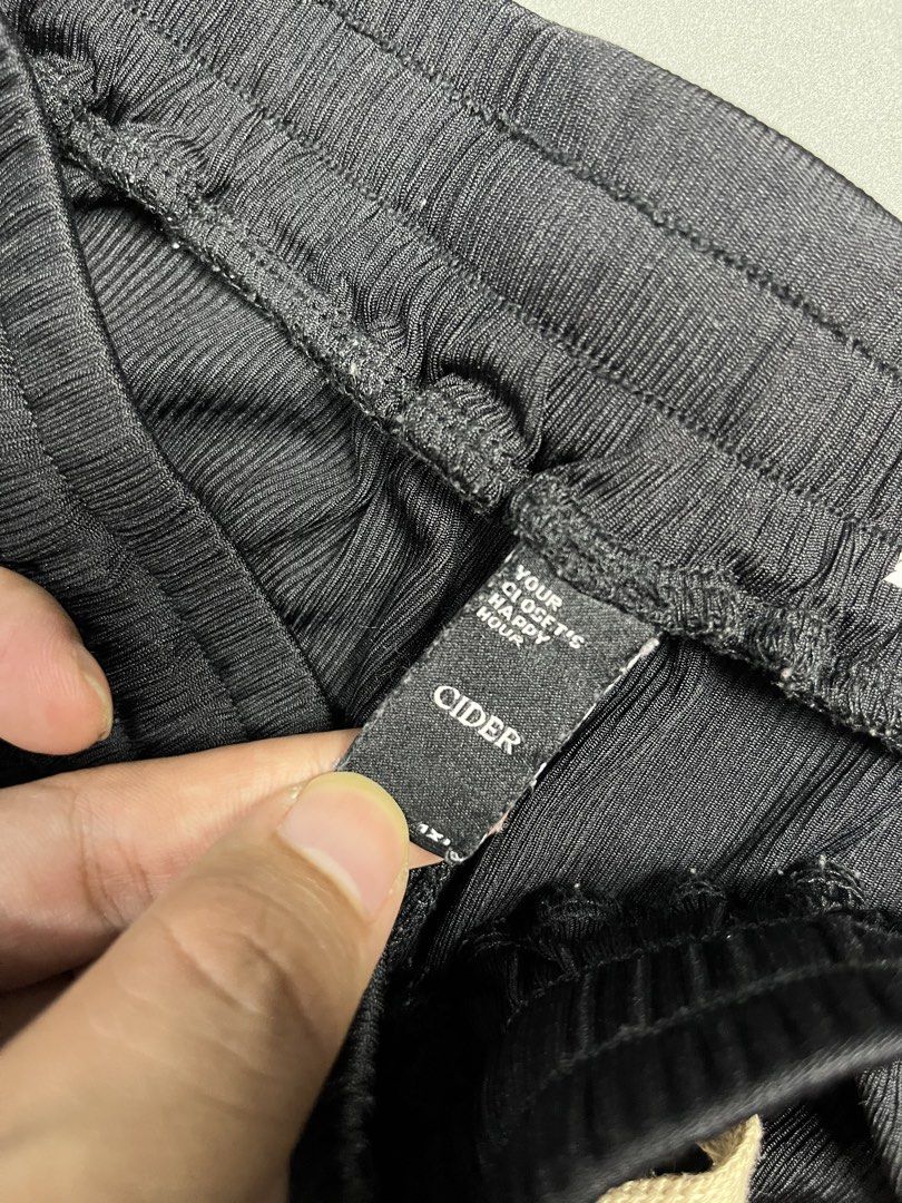CIDER WIDELEG BAGGY PANTS (Category: Other Bottoms) located in Quezon City. Submitted by kentstuff (Listing ID 1458803805, Image 3). Description: Waist: 32-50 Length: 42 Leg opening: 16 Condition: Excellent CR: 9.8/10 Issue: ❌ DISCLAIMER: This is a thrifted item. All brands, logos, and trademarks belong to their rightful owners. We’re here to rehome great pieces — no brand affiliation intended.