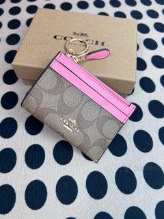 (Category: ) located in . Submitted by fashion.luxe.collection (Listing ID 1458836443, Image 1). Description: .