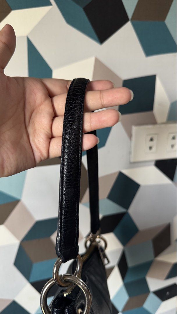 Coach Black Leather Shoulder Bag with Embossed Logo (Category: Luxury Bags & Wallets) located in Cebu City. Submitted by mochywony (Listing ID 1458882773, Image 3). Description: COACH black leather shoulder embossed horse and carriage P2100 FREE SF LAYAWAY OPTION: 30% dp, 3 weeks to pay (price is fixed) Price negotiable if full payment Guaranteed Authentic / Original Bag Condition: Rank AB - Great - no rubs, no cracks, no holes - Leather dryness 