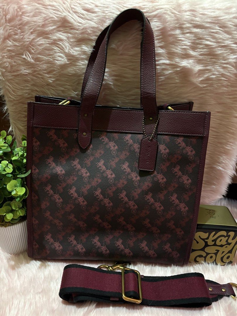 Coach Horse & Carriage Print tote (Category: Luxury Bags & Wallets) located in Tuguegarao City. Submitted by closet_jz (Listing ID 1458739098, Image 1). Description: Almost new Spacious.