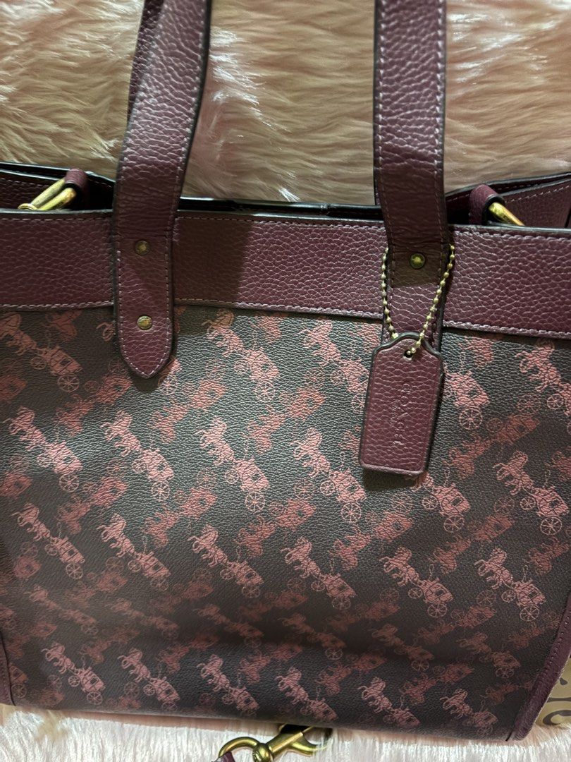 Coach Horse & Carriage Print tote (Category: Luxury Bags & Wallets) located in Tuguegarao City. Submitted by closet_jz (Listing ID 1458739098, Image 2). Description: Almost new Spacious.