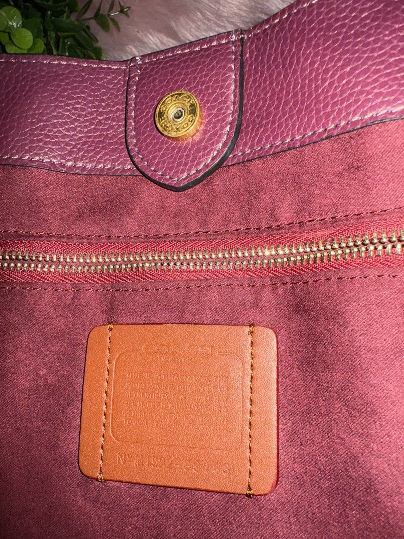 Coach Horse & Carriage Print tote (Category: Luxury Bags & Wallets) located in Tuguegarao City. Submitted by closet_jz (Listing ID 1458739098, Image 3). Description: Almost new Spacious.
