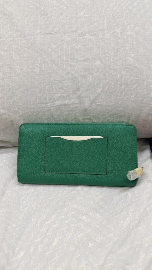 Coach Long Wallet Green (Category: Wallets & Card holders) located in Manila. Submitted by declutteringlot (Listing ID 1458705094, Image 2). Description: .
