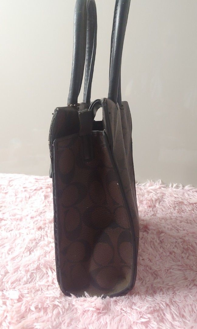 Coach mini hand bag (Category: Luxury Bags & Wallets) located in Kitaotao. Submitted by wilddolphin.0a0db3 (Listing ID 1458872323, Image 2). Description: coach mini hand bag Excellent condition need wash note❎not authentic. but complete tags ..