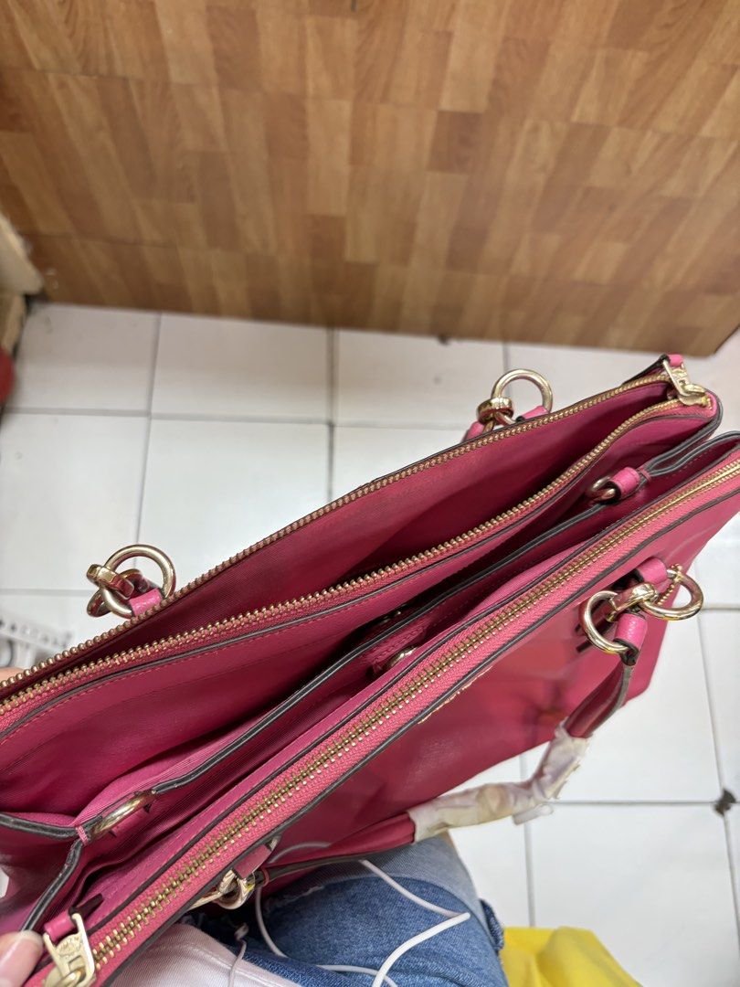 Coach Pink Bag (Category: Luxury Bags & Wallets) located in Manila. Submitted by 0717kart (Listing ID 1458723859, Image 3). Description: authentic coach bag - loc pampanga.