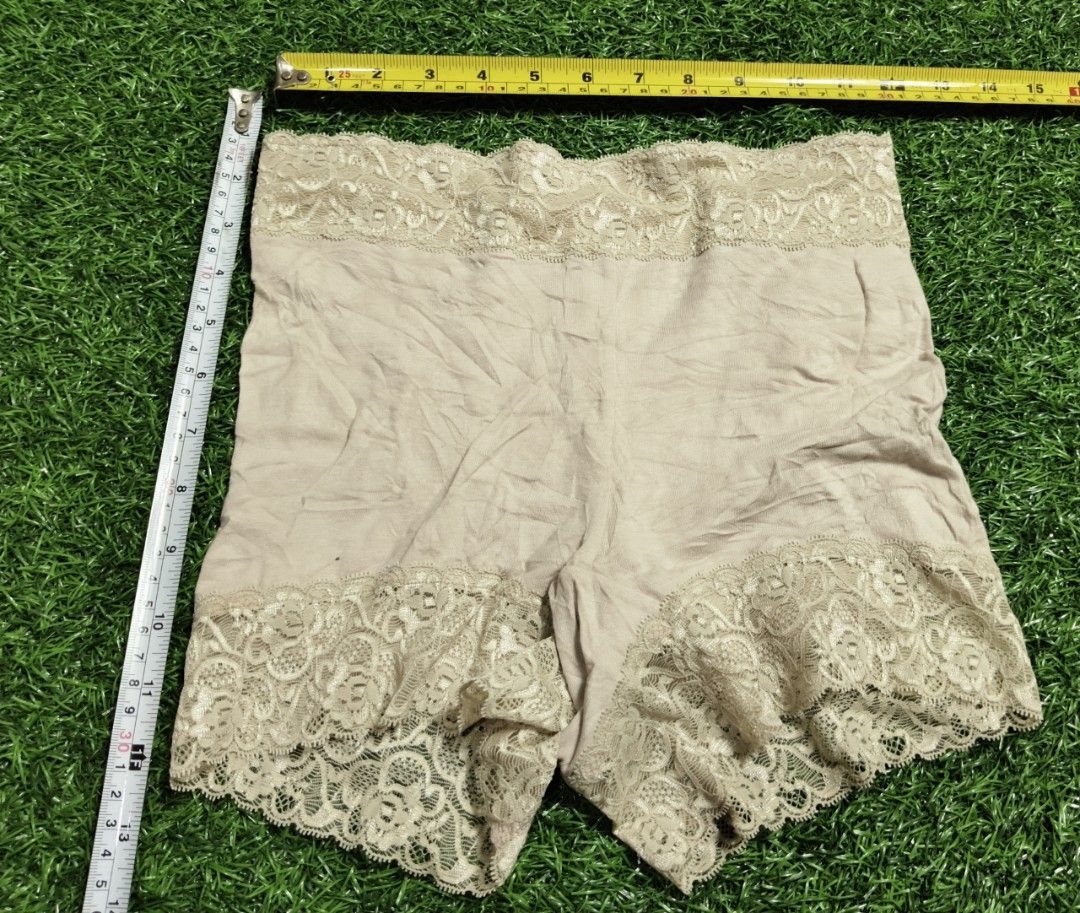 Code : 1225 (Category: New Undergarments & Loungewear) located in Sungai Buloh. Submitted by Zirahh.BndleNightware (Listing ID 1458739642, Image 1). Description: 9/10.
