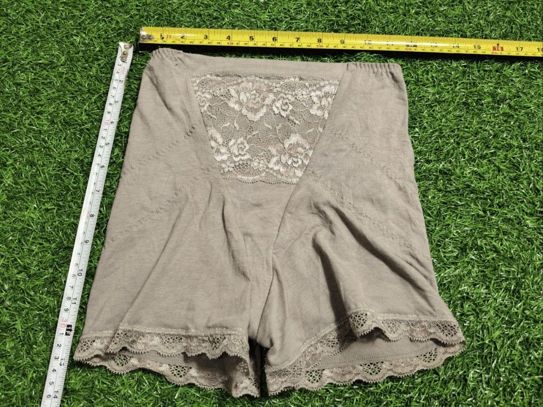 Code : 1226 (Category: New Undergarments & Loungewear) located in Sungai Buloh. Submitted by Zirahh.BndleNightware (Listing ID 1458739781, Image 1). Description: 9/10.