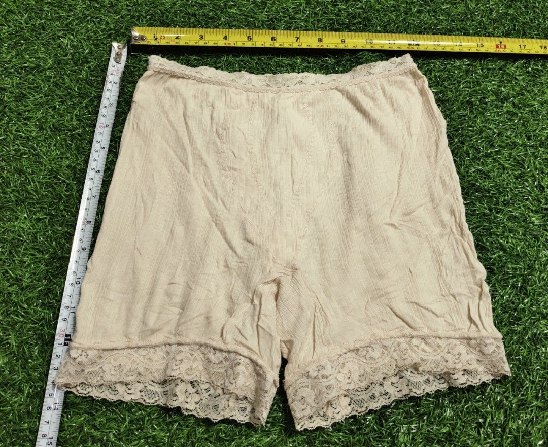 Code : 1229 (Category: New Undergarments & Loungewear) located in Sungai Buloh. Submitted by Zirahh.BndleNightware (Listing ID 1458740009, Image 1). Description: 9/10.