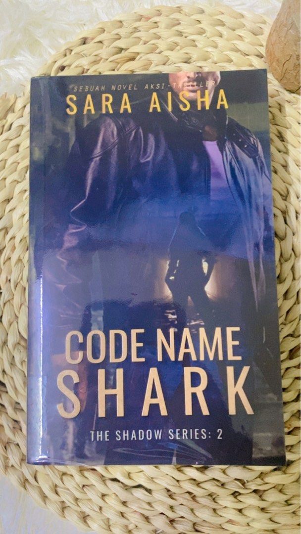 Code Name Shark (Category: Storybooks) located in Sungai Petani. Submitted by hanislaaa (Listing ID 1458692491, Image 1). Description: 2020. BLUE OPERATION Objektif: Menggagalkan rancangan gila Pharma Art untuk menghasilkan senjata biologi paling berbahaya di dunia Misi: Menjejaki dan melindungi orang yang menyimpan rahsia formulasi terakhir Blue Antharax Sasaran: Dr. Indira Rao Dia ialah wanita berbahaya. Dia ialah wanita yang dikatankan sudah m