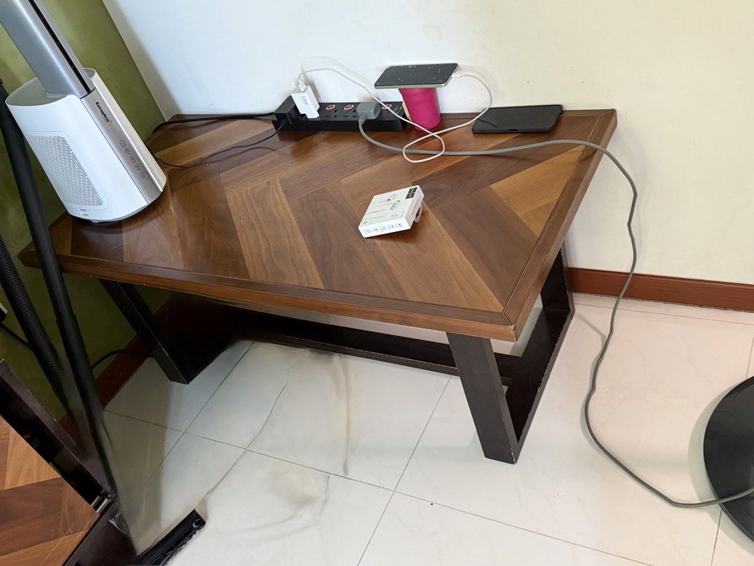 Coffee table (Category: Tables & Sets) located in Singapore. Submitted by niyadanielle (Listing ID 1458718092, Image 1). Description: Coffee Table self collect as moving out.