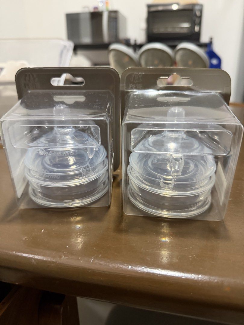 Comotomo Silicone Baby Feeding Bottles & Replacement Nipples (Category: Breastfeeding & Bottle Feeding) located in Taguig. Submitted by enabee (Listing ID 1458818142, Image 3). Description: - Set includes: 4 Comotomo Baby Bottles (Green) - Set includes: 2 x Twin Packs of Comotomo 6+ Month Fast Flow Nipples - Bottles made from 100% safe, BPA-free silicone - Ergonomic design for easy grip - Nipples designed to mimic breastfeeding for a natural feel