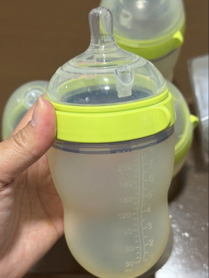 Comotomo Silicone Baby Feeding Bottles & Replacement Nipples (Category: Breastfeeding & Bottle Feeding) located in Taguig. Submitted by enabee (Listing ID 1458818142, Image 2). Description: - Set includes: 4 Comotomo Baby Bottles (Green) - Set includes: 2 x Twin Packs of Comotomo 6+ Month Fast Flow Nipples - Bottles made from 100% safe, BPA-free silicone - Ergonomic design for easy grip - Nipples designed to mimic breastfeeding for a natural feel