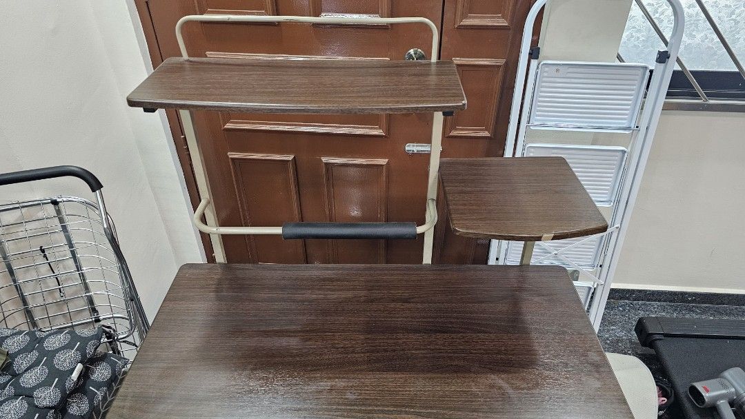 Computer Table (Category: Other Home Appliances) located in Singapore. Submitted by jerry555555 (Listing ID 1458768524, Image 1). Description: lightly used computer table with set of wheels ( Delivery Not Included).