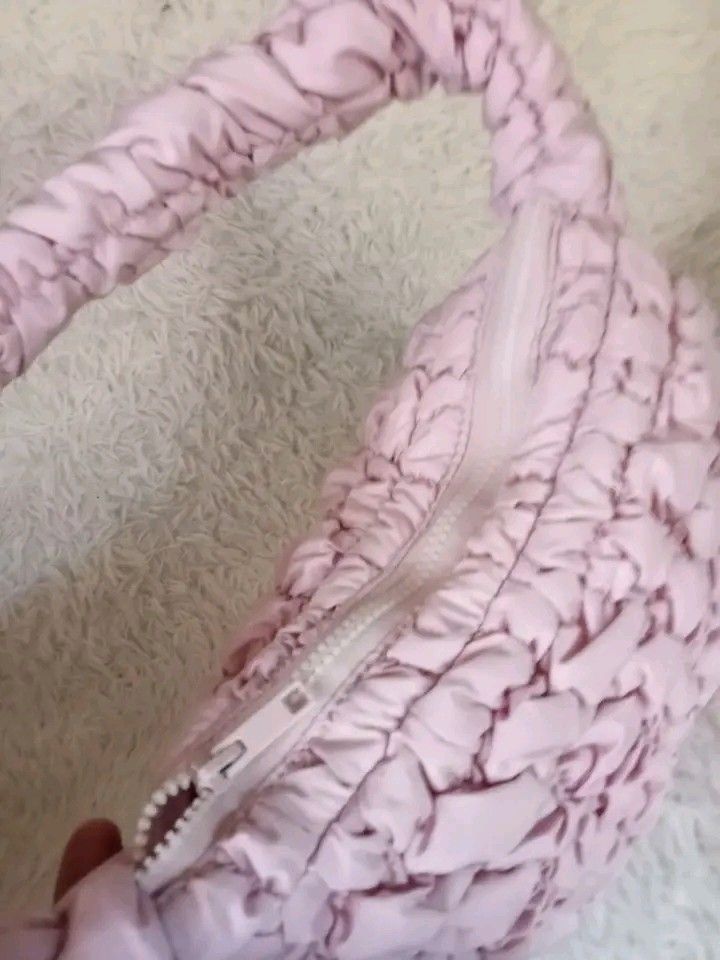 COS Quilted Pink Shoulder bag (Category: Shoulder Bags) located in Abucay. Submitted by source8600 (Listing ID 1458780376, Image 2). Description: .