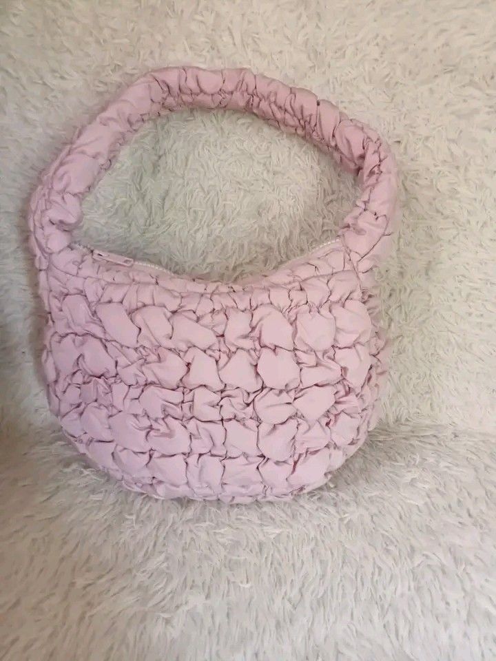 COS Quilted Pink Shoulder bag (Category: Shoulder Bags) located in Abucay. Submitted by source8600 (Listing ID 1458780376, Image 1). Description: .