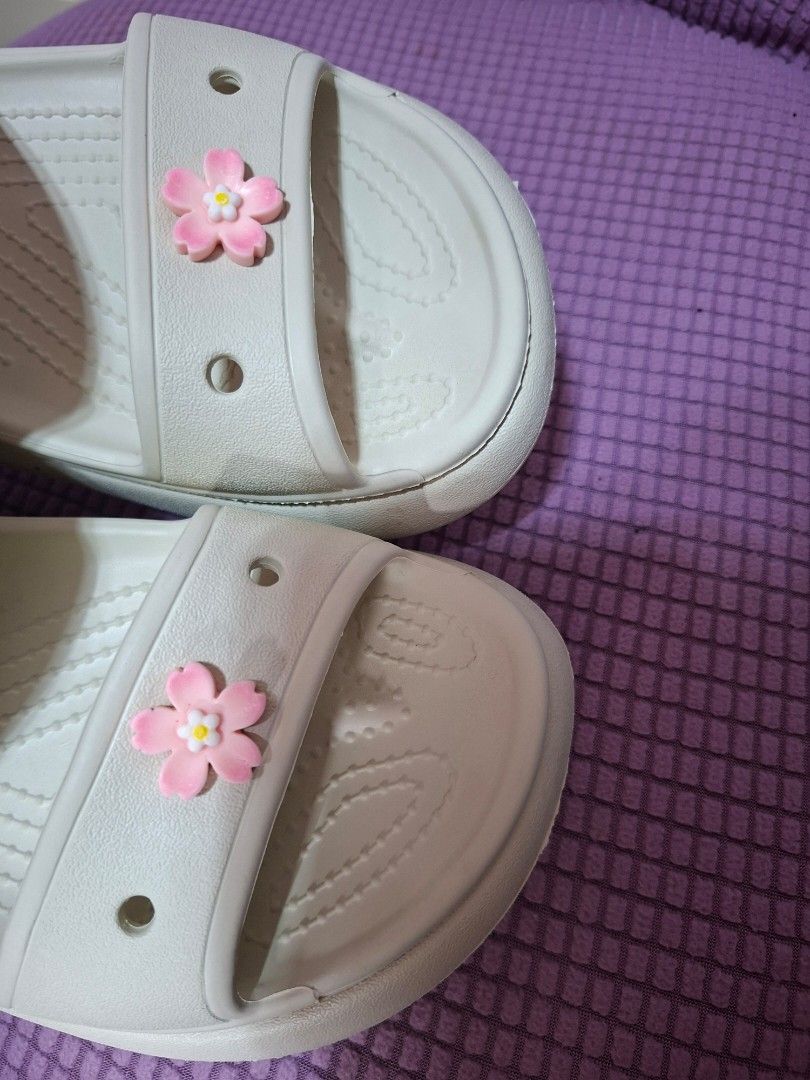 Crocs Classic Platform Slide Sandals with Charms (Category: Flats & Sandals) located in Guimba. Submitted by imerlouberlykym (Listing ID 1458771745, Image 3). Description: guaranteed og apat na beses lang po nagamit.