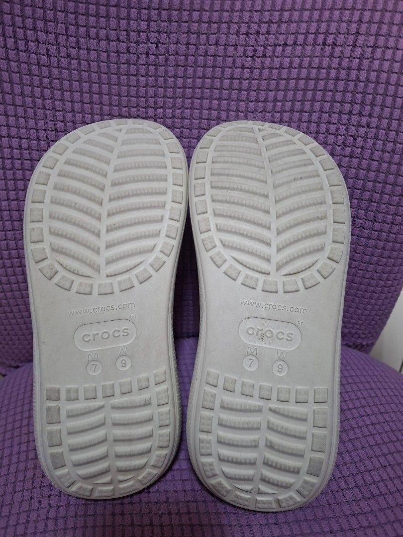 Crocs Classic Platform Slide Sandals with Charms (Category: Flats & Sandals) located in Guimba. Submitted by imerlouberlykym (Listing ID 1458771745, Image 2). Description: guaranteed og apat na beses lang po nagamit.