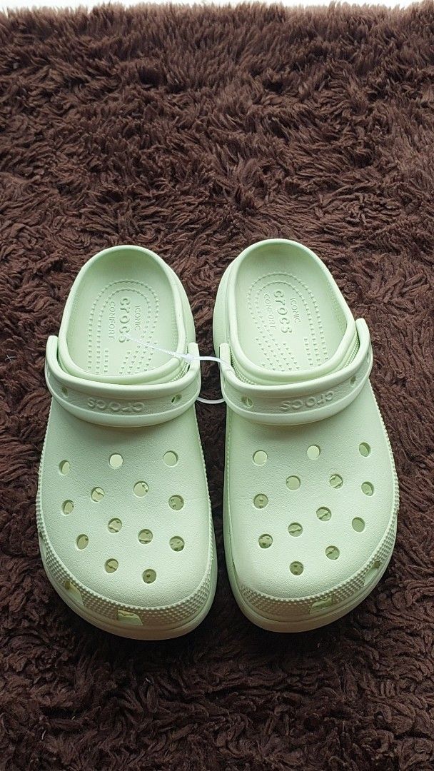 W9 Crocs Platform Clogs Light Green (Category: Slippers and slides) located in Quezon City. Submitted by kimlynandaya (Listing ID 1458771250, Image 2). Description: original crocs classic platform size: W9@25½ cm good condition minimal sign of usage: .