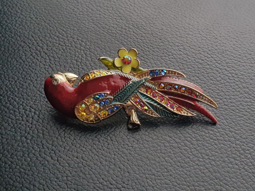 Detailed Red Parrot Brooch Pin (Category: Brooches) located in Quezon City. Submitted by WasalakTwo (Listing ID 1458824247, Image 1). Description: Bought in Japan Goodcondition No missing stones Open for delivery nationwide.