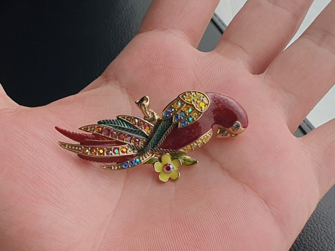 Detailed Red Parrot Brooch Pin (Category: Brooches) located in Quezon City. Submitted by WasalakTwo (Listing ID 1458824247, Image 3). Description: Bought in Japan Goodcondition No missing stones Open for delivery nationwide.