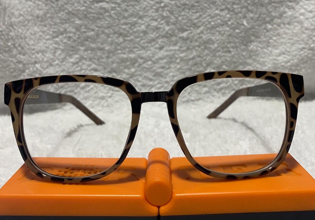 D&G Leopard Print Eyeglasses Frame Made in Italy (Category: Sunglasses & Eyewear) located in Tanay. Submitted by micvalcorza (Listing ID 1458820818, Image 1). Description: - Authentic D&G eyeglasses frames - Model Number: 1817 - Made in Italy - Design: Leopard print front with brown arms - D&G logo detail on arms - Prescription lenses (will need to be replaced) - Measurements: Lens width 52mm, bridge 18mm, temple length 138mm - Condition: Great -