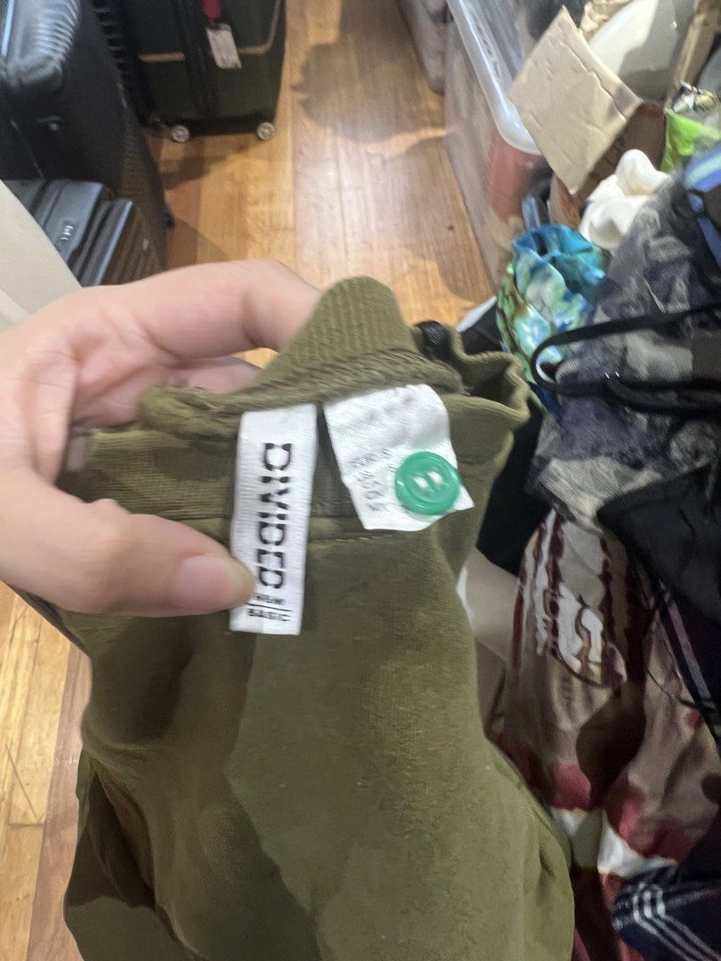 Divided by H&M Olive Green Cropped Sweatshirt (Category: Longsleeves) located in Quezon City. Submitted by iminquezoncity (Listing ID 1458825930, Image 3). Description: - Olive green cropped sweatshirt - Brand: Divided by H&M - Long sleeves with elasticated cuffs - Elasticated hem - Crew neck - Comfortable and casual - Easy to pair with jeans or shorts.