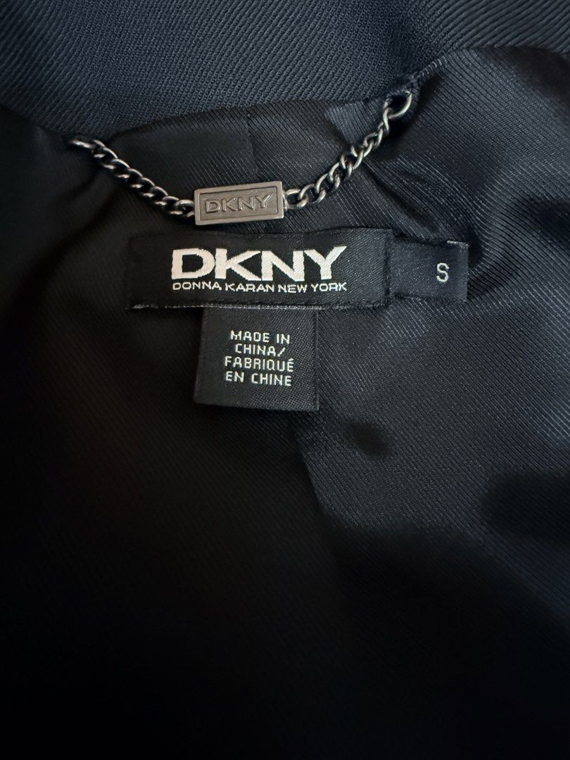 DKNY 黑色袖併皮革西裝長外套 S碼 （分類：外套及戶外衣服）位於 Hong Kong。 由 grandwolf_0b23c4 提交（商品編號 1458710480，圖片 4）。簡介： DKNY 黑色長褸款外套，袖口併皮革好有型。單鈕扣設計，內襯絲滑。Made in China。適合返工或者出街著，襯衫或者連身裙都得。 後中長 33” 胸闊40” 袖长（肩点）25” 二手貨品 不設退換。
