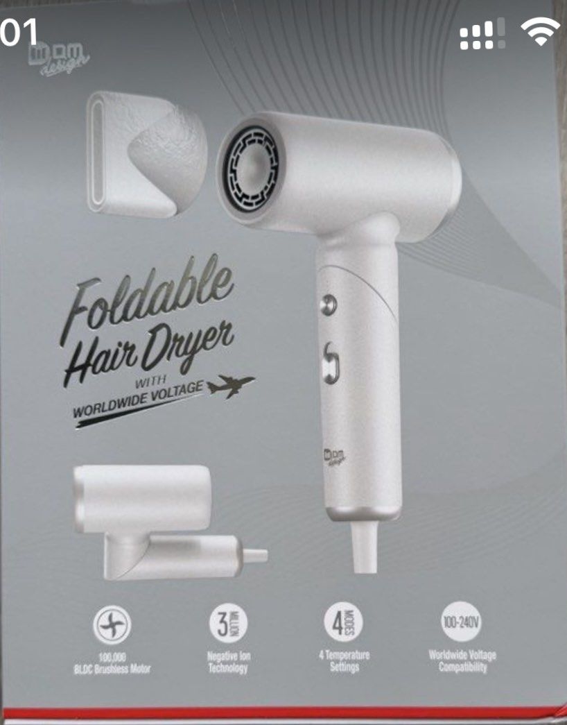 DM Design Foldable Hair Dryer Worldwide Voltage 折疊式世界電壓風筒 （分類：健康及美容 - 頭髮護理）位於 Hong Kong。 由 fans_club 提交（商品編號 1458808161，圖片 1）。簡介： DM Design 嘅可摺疊風筒，有埋收納袋。有負離子功能，NTC 智能控溫，唔傷頭髮。有冷熱風同埋4段溫度選擇，2段風速。100-240V 萬國電壓，去旅行一流。BLDC 無刷摩打，靜音設計。。