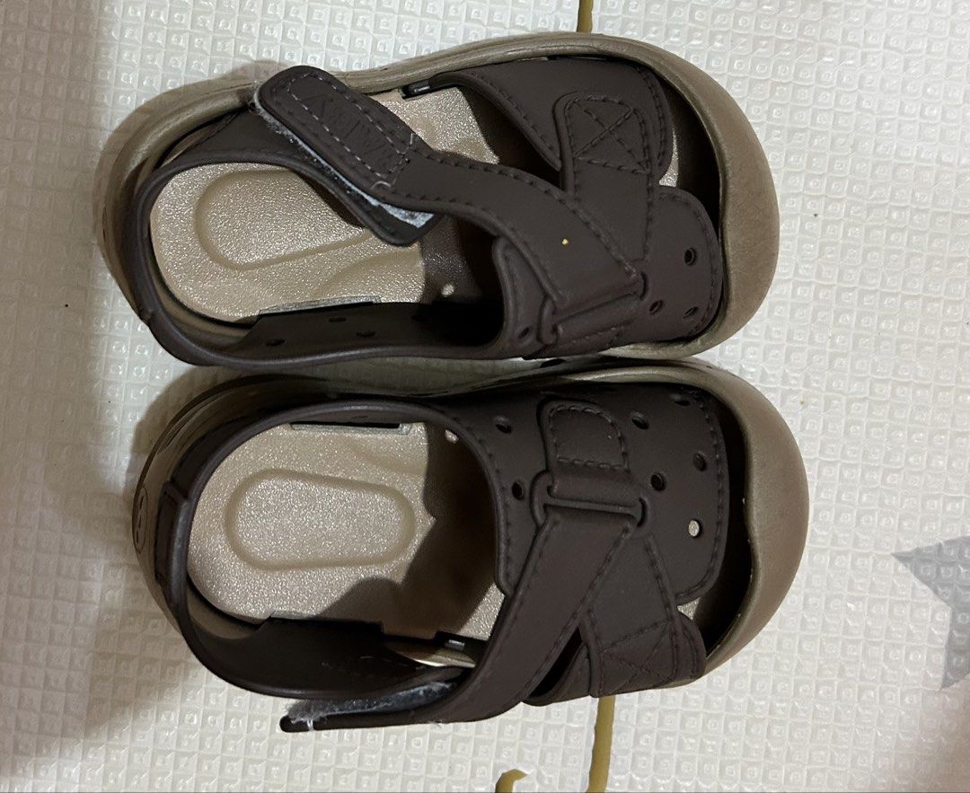 Double strap soft rubber non slip baby sandals (Category: Babies & Kids Fashion) located in Manila. Submitted by truewind.e362a9 (Listing ID 1458709129, Image 1). Description: 12.5 cm For 9-12 months Rfs: ayaw ni baby gamitin.