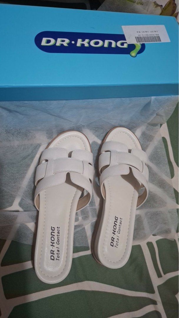DR. KONG White H-Strap Sandals Size 35 (Category: Flats & Sandals) located in Basista. Submitted by chiemvansorcas.2020 (Listing ID 1458860610, Image 1). Description: -Original and never been used. -Wrong size was delivered. Order size 6 but got size 5. -comes with a box. -feel free to message me for additioal question/s. - Brand: Dr. Kong - Color: White - Design: H-strap - Size: 35 - Condition: Brand new, never worn - Features: Comfortable for e