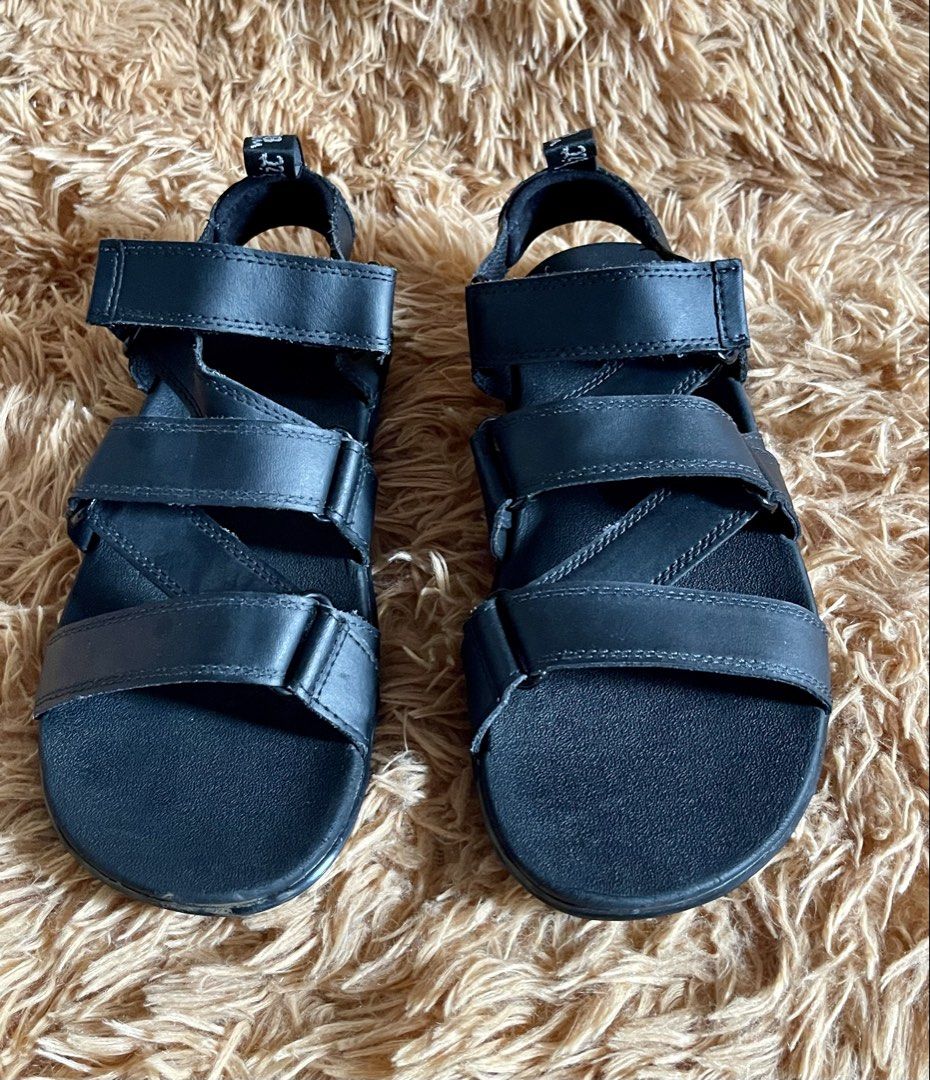 Dr. Martins sandals (Category: Flats & Sandals) located in Quezon City. Submitted by donnieg-227 (Listing ID 1458773008, Image 2). Description: Dr. Martins sandals Size 38 In good condition .