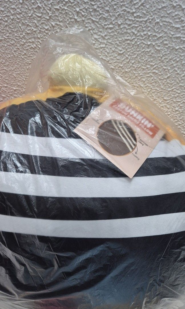 Dunkin Donuts Pillows (Category: Bedding & Towels) located in Baguio. Submitted by declutterist.2600 (Listing ID 1458785678, Image 2). Description: 3500 set 4 pillows Boston Kreme Chocobutternut Heart Bavarian Blue Chapter.