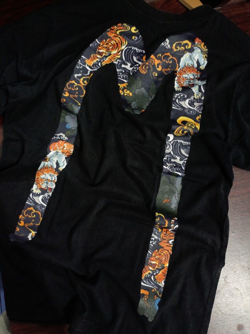 EVISU Daicock Black Shirt (Category: Tshirts & Polo Shirts ) located in Munoz. Submitted by aj_findss (Listing ID 1458691512, Image 2). Description: Good Condition Color Rate 9 out of 10 slightly sunfade on neckline Guaranteed Authentic/OG 💯 Size Large Measurements - (inches) - Width 21 - Length 28 Shipping via J&T / LBC Shipping fee not included Mode of payment 💳 - Gcash Message me for inquiries📲.