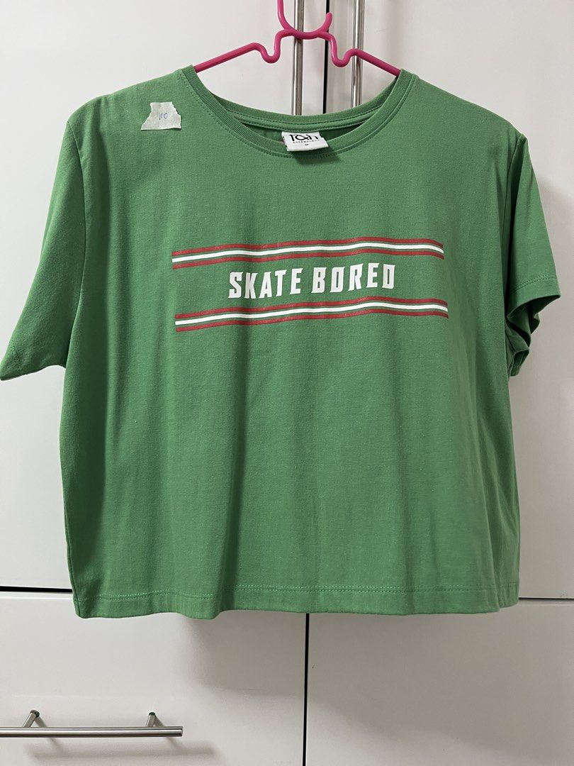 Folded & Hung Green Cropped Top (Category: Shirts) located in Santiago. Submitted by sissy.declutter (Listing ID 1458754330, Image 1). Description: Length: 18 inches , width: 19.5 inches .
