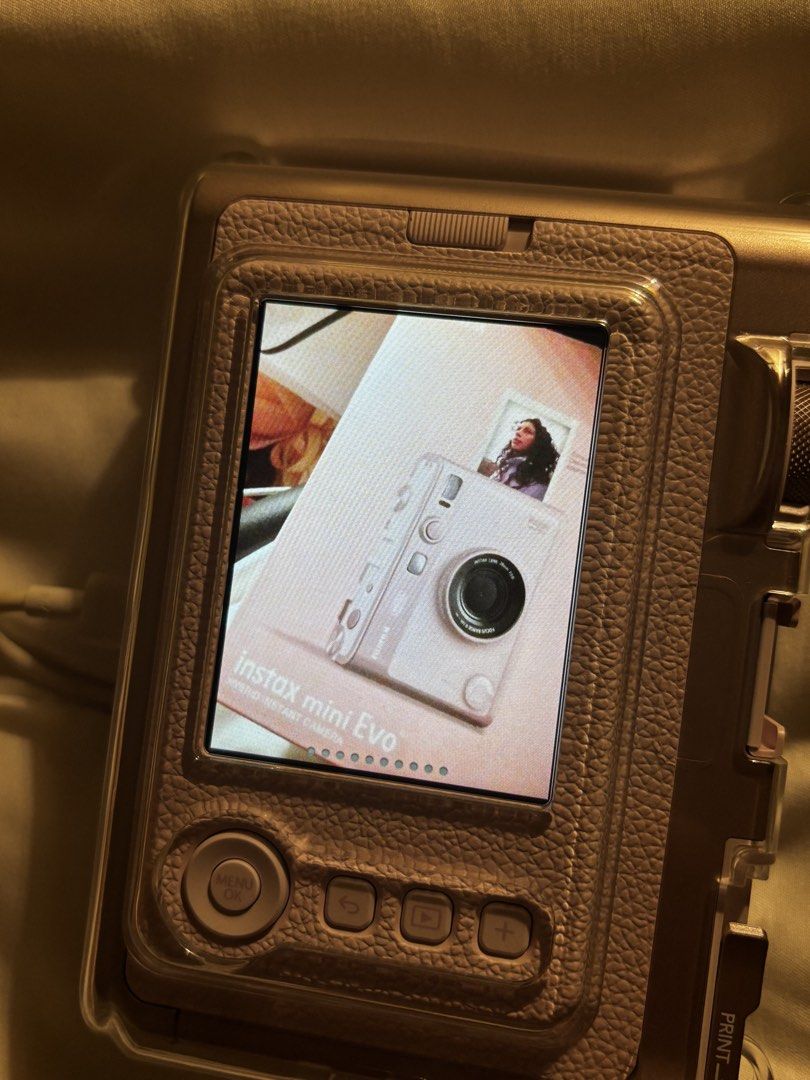 Fujifilm Instax Mini Evo - PINK (Category: Cameras) located in Cebu City. Submitted by catsilog143 (Listing ID 1458624076, Image 3). Description: Yoohoo dito tingin!!! 😻😻 bilhin nio na guys plssss😞😞🙏 Got it january 2026 • with original box • pink case • clear case (on the cam) • no sd card included • no films inside (it literally hasn’t been used talaga) RFS : not used much, needing an ipad !! PAYMENT : gcash COURIER : LBC .
