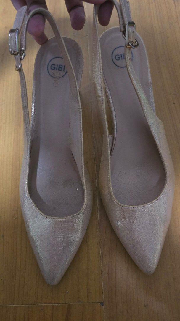 Gibi Slingback Heels Rose Gold Glitter Sparkle (Category: Heels) located in Quezon City. Submitted by daaaaane (Listing ID 1458794619, Image 2). Description: - Stunning rose gold slingback heels - 3-inch heels with eye-catching glitter detail - Elegant pointed toe design - Secure and adjustable buckle strap closure - Comfortable for extended wear, ideal for parties and special occasions - Some wear on the insole (see photos) - Size 39, but I mana