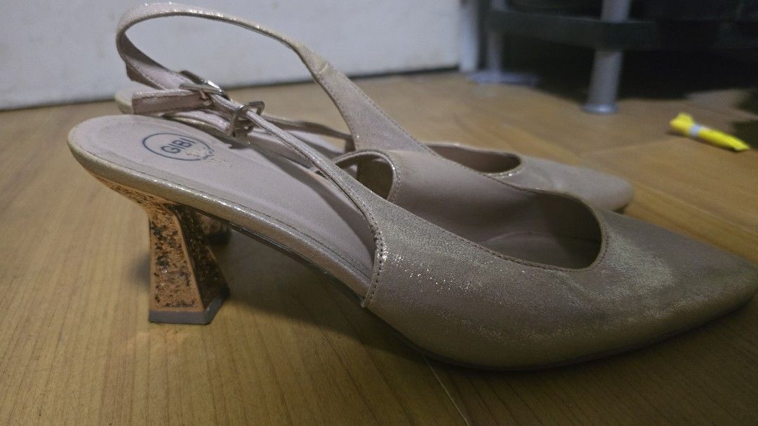 Gibi Slingback Heels Rose Gold Glitter Sparkle (Category: Heels) located in Quezon City. Submitted by daaaaane (Listing ID 1458794619, Image 3). Description: - Stunning rose gold slingback heels - 3-inch heels with eye-catching glitter detail - Elegant pointed toe design - Secure and adjustable buckle strap closure - Comfortable for extended wear, ideal for parties and special occasions - Some wear on the insole (see photos) - Size 39, but I mana