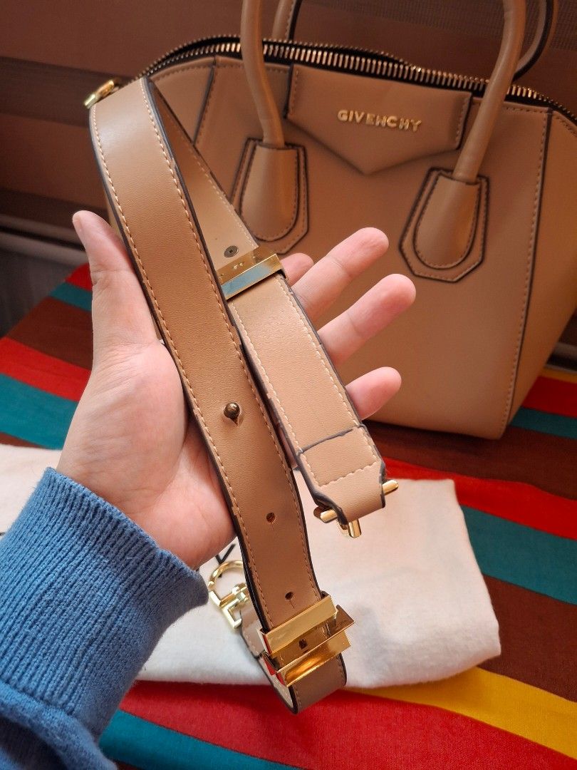 GIVENCHY (Category: Shoulder Bags) located in Pasay City. Submitted by calebyen2529 (Listing ID 1458723578, Image 3). Description: .