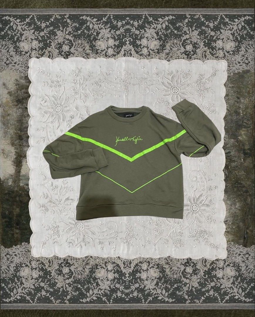 Green Jacket/Sweater (Category: Coats, Jackets and Outerwear) located in Manila. Submitted by blairwaldorf___ (Listing ID 1458757610, Image 1). Description: flaws: none price is negotiable rfs: i have too much sweater mop: gcash, gotyme, paymaya mod: j&t *colors may vary due to lighting *feel free to ask for more details, kindly private message me. *payment first and strictly no COD.
