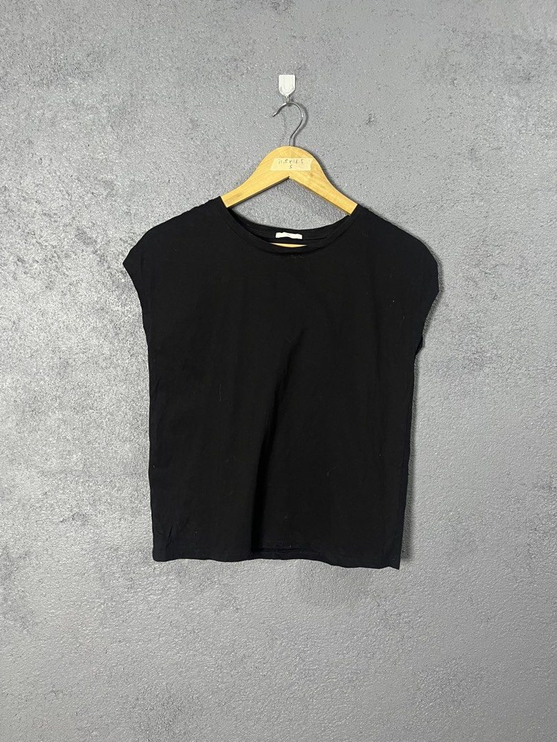 GU Black Basic T-Shirt Size S (Category: Shirts) located in Famy. Submitted by basicthrifted (Listing ID 1458725287, Image 1). Description: - GU Basic Black T-Shirt - 100% Cotton - Simple and versatile design - Easy to pair with any outfit - Ideal for everyday wear.