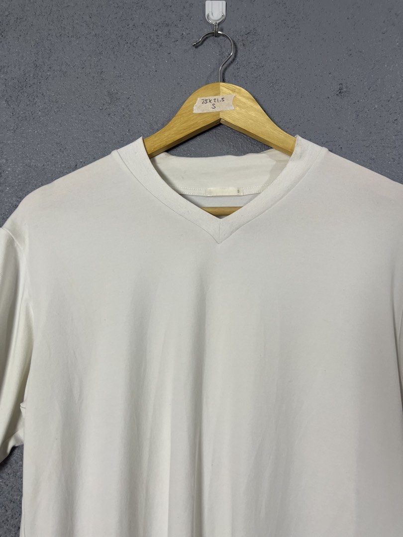 GU V-Neck T-Shirt Size S (Category: Shirts) located in Famy. Submitted by basicthrifted (Listing ID 1458727864, Image 2). Description: - Basic white V-neck tee from GU - Size S - Made with a comfortable polyester and polyurethane blend - Versatile and easy to pair with any outfit - Ideal for everyday wear.