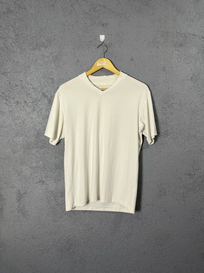 GU V-Neck T-Shirt Size S (Category: Shirts) located in Famy. Submitted by basicthrifted (Listing ID 1458727864, Image 1). Description: - Basic white V-neck tee from GU - Size S - Made with a comfortable polyester and polyurethane blend - Versatile and easy to pair with any outfit - Ideal for everyday wear.