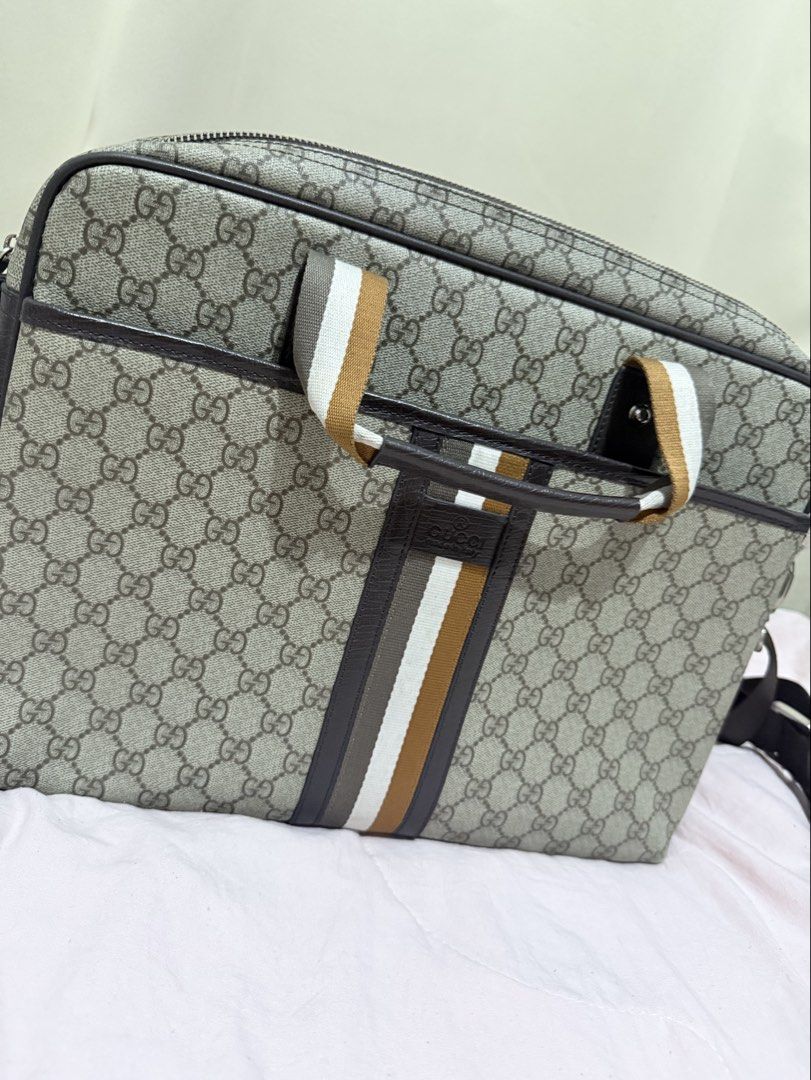 Gućcì Laptop Bag (Category: Tote Bags) located in Paranaque City. Submitted by debonair02 (Listing ID 1458710686, Image 2). Description: GUCCÌ Laptop Bag (Not Orig) to those na gusto parin ng Classy tignan Thrift in Korea Flaws: ✅Genuine Leather (No issue sa leather) ✅Hardwares: slightly Faded ✅Complete with sling 💰MARKET VALUE: Bought ₱3,500 ❌BAWAL SA MASELAN PM SURE BUYER ONLY! .