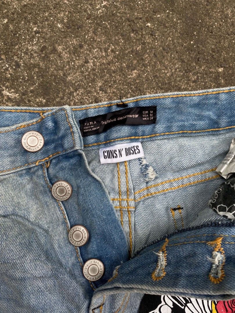 Guns and Roses (Category: Shorts) located in Tubod. Submitted by leonardflores01 (Listing ID 1458771593, Image 2). Description: no hiddes issues 10/10 condition Size 28 WL.