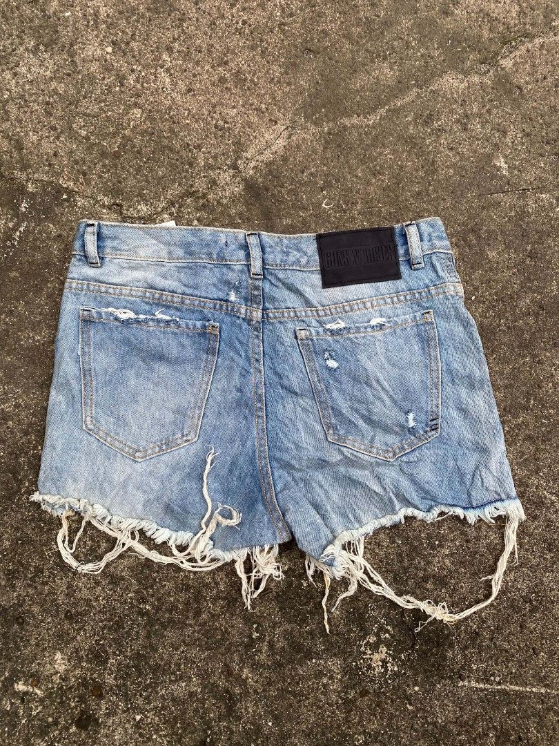 Guns and Roses (Category: Shorts) located in Tubod. Submitted by leonardflores01 (Listing ID 1458771593, Image 3). Description: no hiddes issues 10/10 condition Size 28 WL.