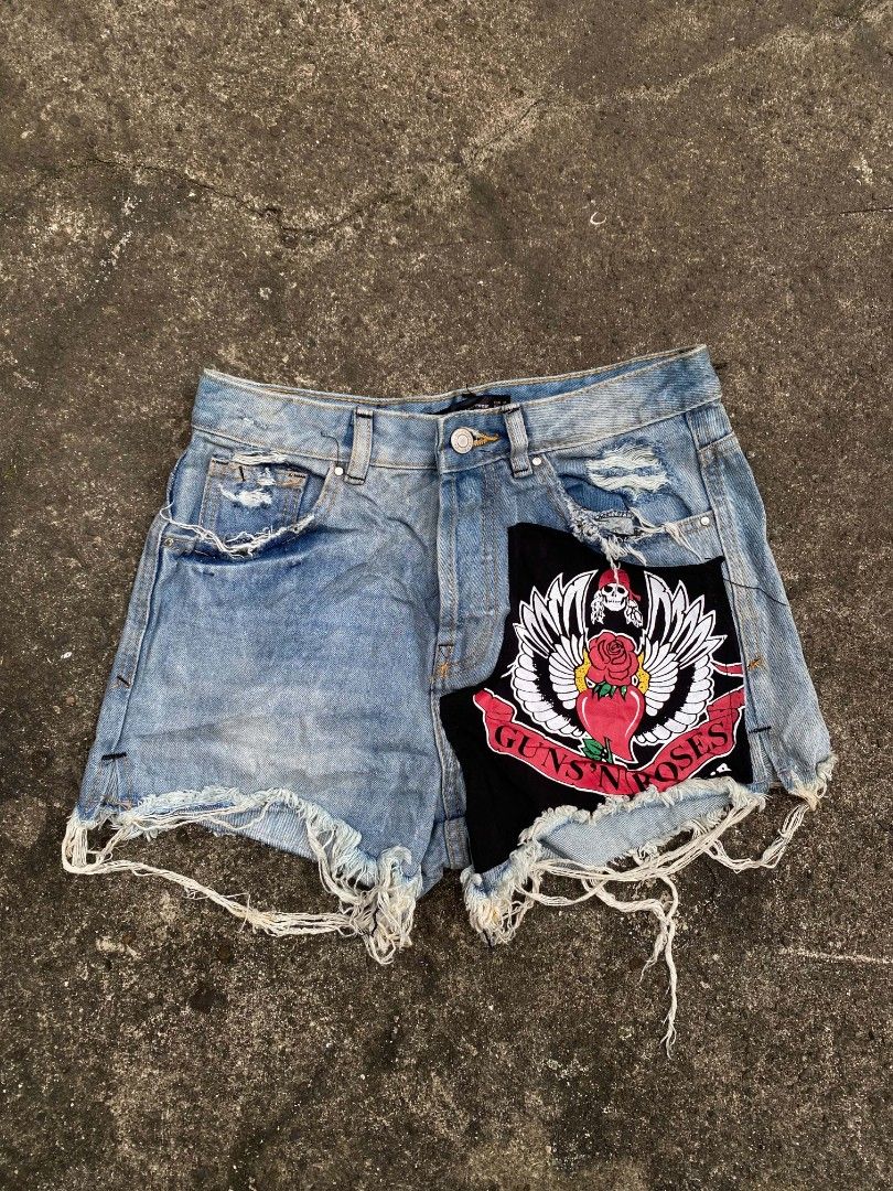 Guns and Roses (Category: Shorts) located in Tubod. Submitted by leonardflores01 (Listing ID 1458771593, Image 1). Description: no hiddes issues 10/10 condition Size 28 WL.