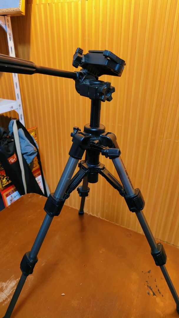 HAKUBA HE-212 MINI Tripod (Category: Tripods & Monopods) located in Bulacan. Submitted by babz30261 (Listing ID 1458805824, Image 1). Description: - Compact HAKUBA HE-212 MINI tripod - Ideal for travel and small spaces - Easy to adjust and set up - Folds down for portability - Sturdy build for its size - Achieve stable shots anywhere.