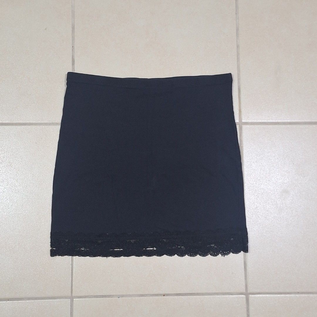 H&M Basic Black Lace Trim Tube Skirt (Category: Sleeveless) located in Manila. Submitted by itsveeagain (Listing ID 1458871742, Image 1). Description: Black tube skirt from H&M. Features a lace trim along the hem. Stretchy fabric, fits M-L. rfs: cleaning out my closet ^_^.